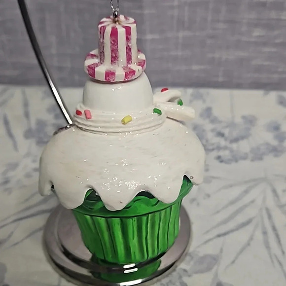 CUPCAKE ORNAMENT - Picture 3 of 6